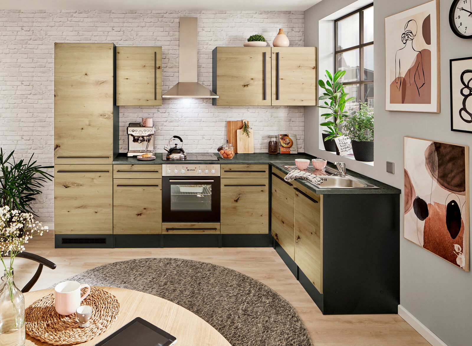 Moderne Küche mit Eckunterschrank in Holzoptik, Blick von vorne auf die gesamte Küchenzeile.