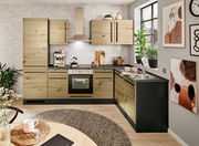 Moderne Küche mit Eckunterschrank in Holzoptik, Blick von vorne auf die gesamte Küchenzeile.