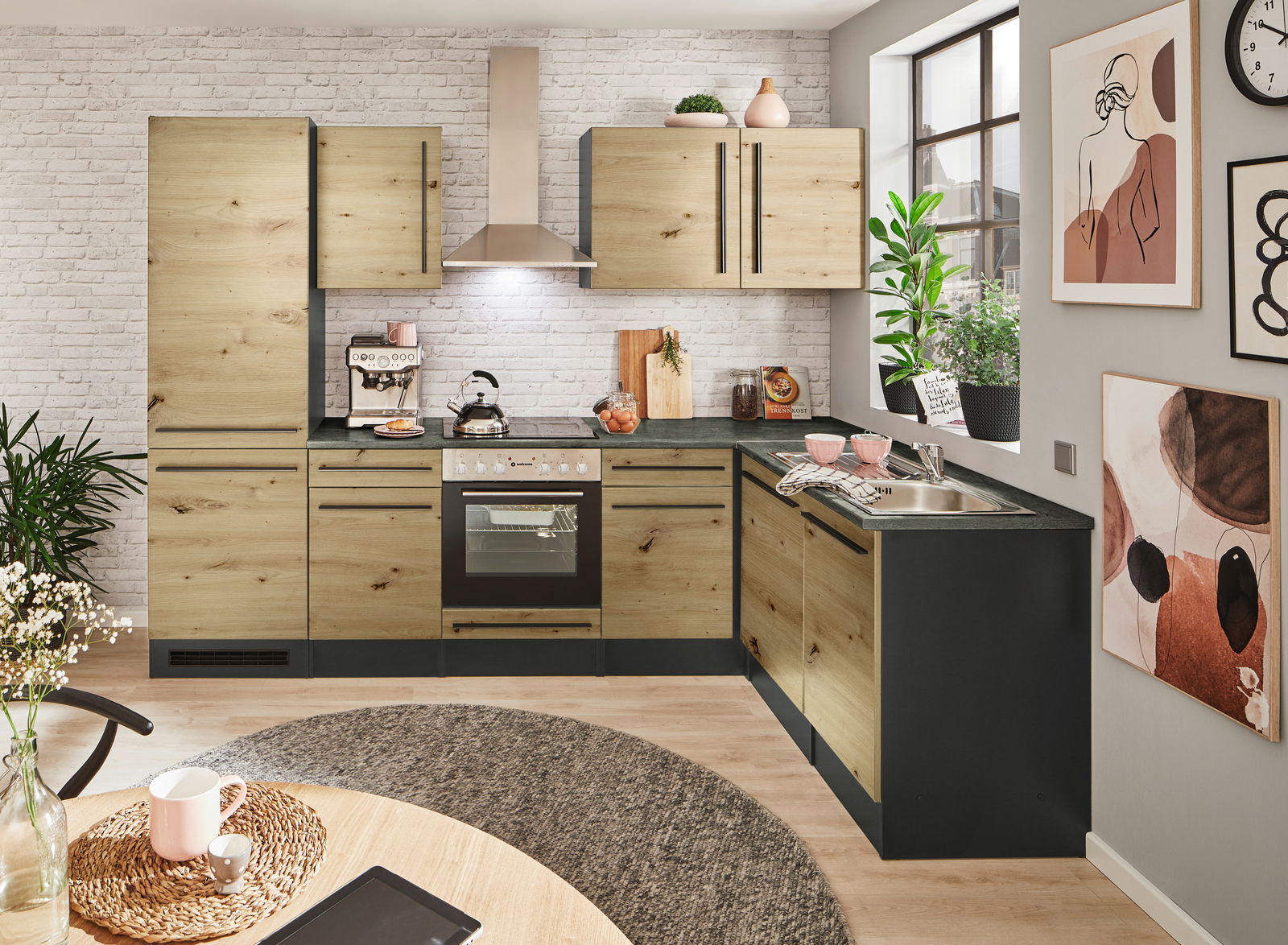 Moderne Küche mit Eckunterschrank in Holzoptik, Blick von vorne auf die gesamte Küchenzeile.