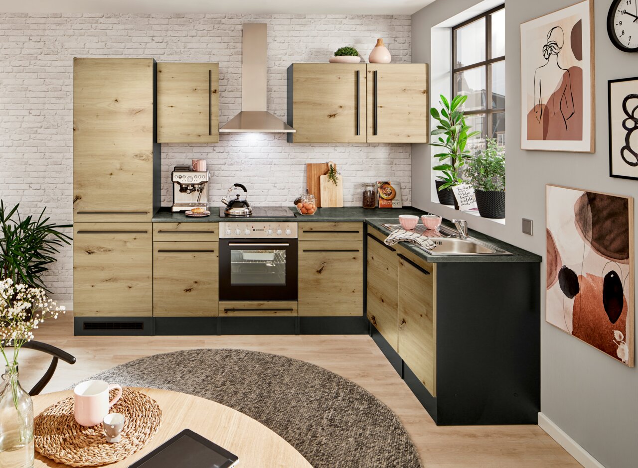 Moderne Küche mit Eckunterschrank in Holzoptik, Blick von vorne auf die gesamte Küchenzeile.