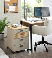 Rollcontainer mit vier Schubladen, auf Rollen, in einem modernen Büro neben einem Schreibtisch und einem Stuhl, aus der Perspektive von vorne links.