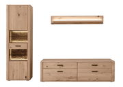 Frontale Ansicht einer modernen Wandkombination aus Holz mit einem hohen Schrank, einem niedrigen Sideboard und einem beleuchteten Wandregal.