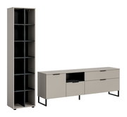 Modernes Möbel-Set aus hohem Regal und niedrigem Sideboard in Greige mit schwarzen Innenfächern, Griffen und Metallfüßen, freigestellt auf Weiß, Ansicht schräg von vorn.