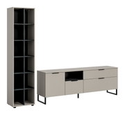 Modernes Möbel-Set aus hohem Regal und niedrigem Sideboard in Greige mit schwarzen Innenfächern, Griffen und Metallfüßen, freigestellt auf Weiß, Ansicht schräg von vorn.