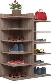 Mehrstöckiges Schuhregal aus Holzoptik mit offenen Ablagen, bestückt mit verschiedenen Schuhen; oben Pflanze und rote Tasche, Ansicht schräg von vorne.