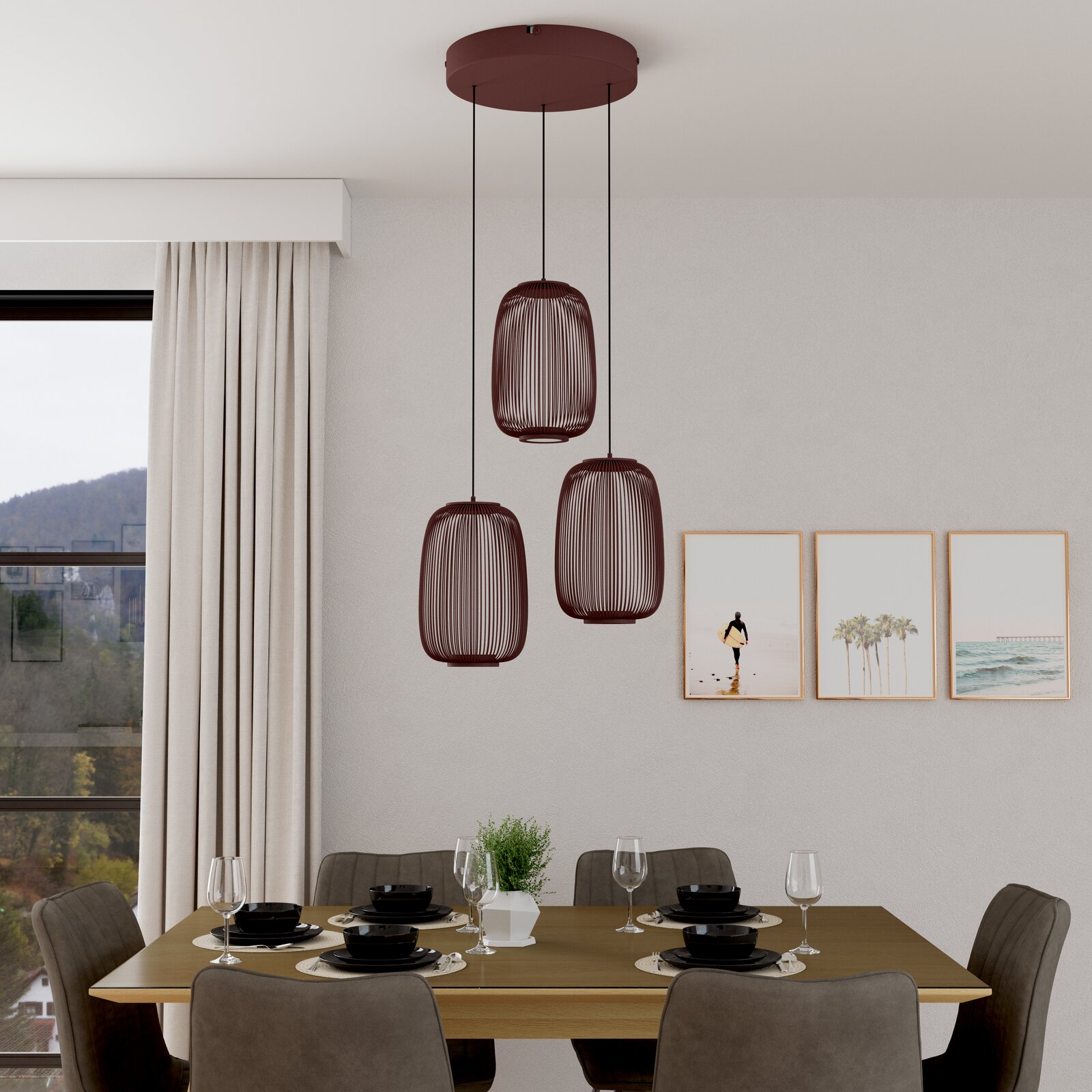 Dreiflammige Pendelleuchte mit drei bordeauxfarbenen, gerippten Schirmen an runder Deckenplatte über einem Esstisch, frontal aus leicht erhöhter Perspektive im Wohnraum fotografiert