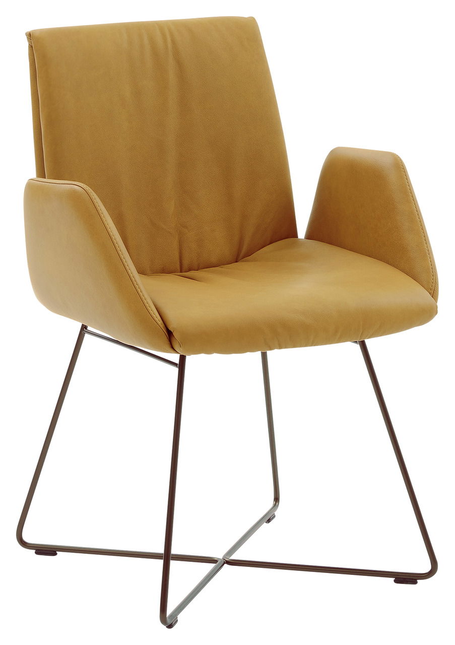 Moderner Sessel mit senfgelbem Bezug und Metallgestell, seitliche Perspektive