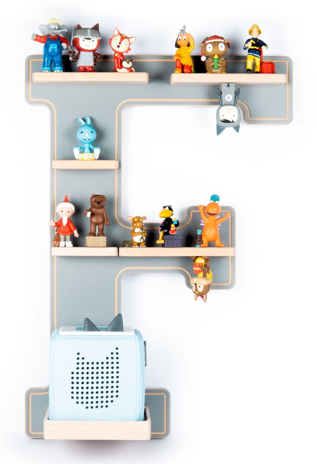 VCM Boarti Tonieregal-Buchstabe F Frontalansicht eines grauen Wandregals in Form des Buchstabens F mit mehreren hellen Holzablagen, dekoriert mit bunten kleinen Spielfiguren; unten steht ein hellblauer Würfel-Lautsprecher mit Katzenmotiv.