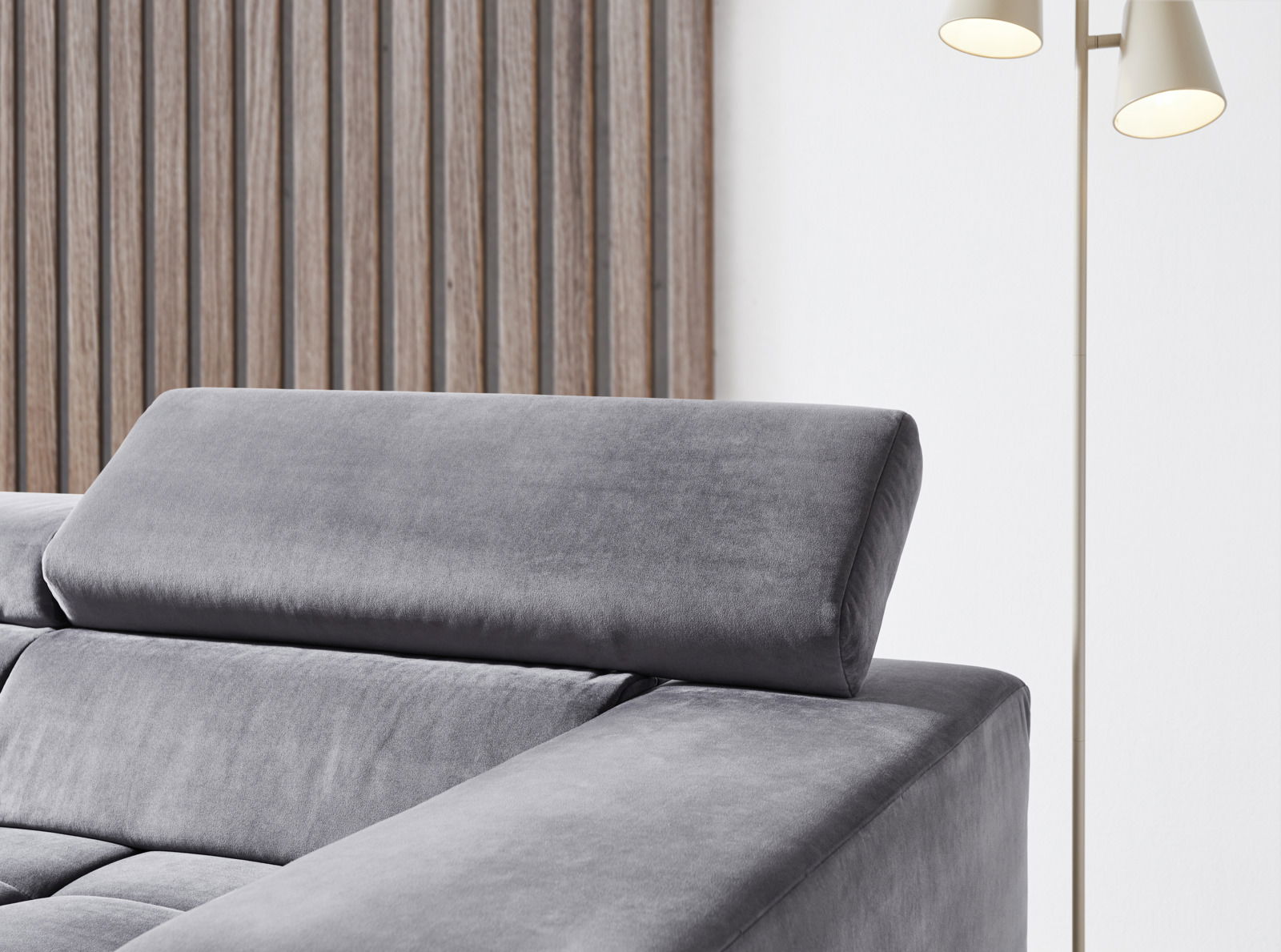 Graues Polstersofa mit verstellbarer Kopfstütze, seitliche Perspektive