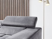 Graues Polstersofa mit verstellbarer Kopfstütze, seitliche Perspektive