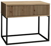 Nachtkommode aus Holz mit geriffelter Front und schwarzem Metallgestell, seitliche Perspektive