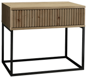 Nachtkommode aus Holz mit geriffelter Front und schwarzem Metallgestell, seitliche Perspektive