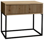 Nachtkommode aus Holz mit geriffelter Front und schwarzem Metallgestell, seitliche Perspektive