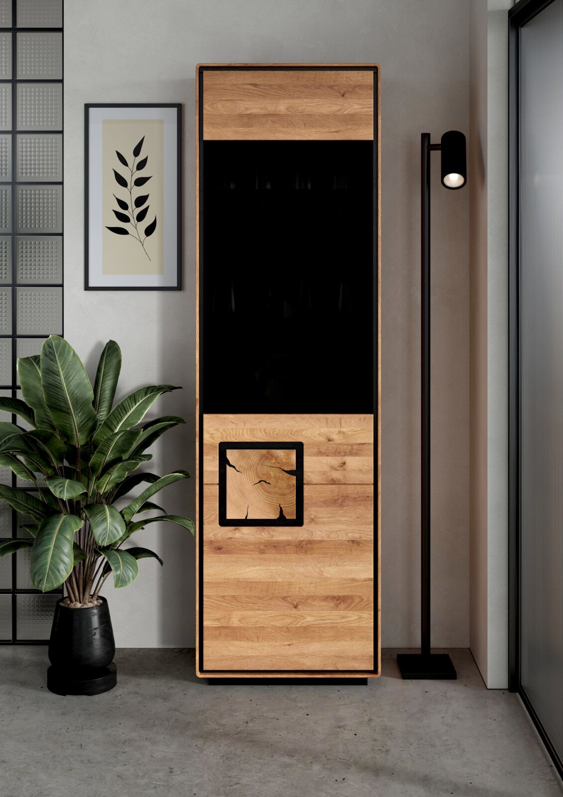 Landscape Vitrine I (rechts) BRIXEN Frontansicht eines modernen Holz-Pelletofens in Eiche-Optik mit schwarzer Glasfront und Sichtfenster, freistehend in einem Wohnraum neben Stehlampe und Zimmerpflanze.