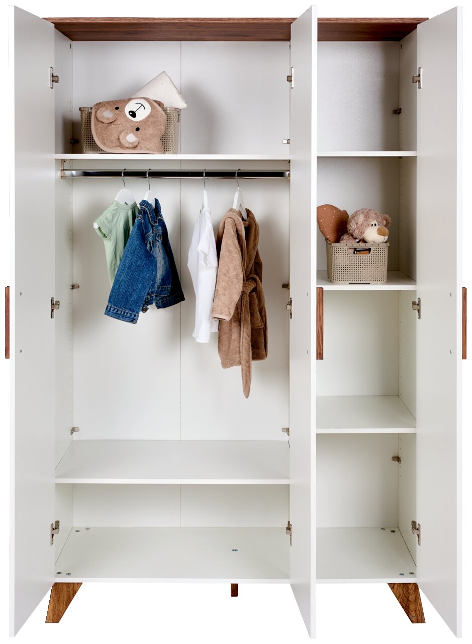 Geöffneter weißer Kleiderschrank für das Babyzimmer mit hängender Kinderkleidung und Regalfächern, frontal betrachtet.
