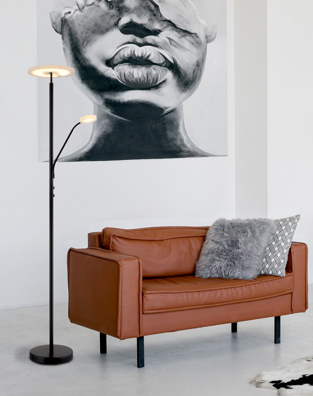 Globo Lighting Deckenfluter STANFORD Moderner Deckenfluter Globo Lighting STANFORD in einem stilvollen Wohnzimmer, seitliche Perspektive.