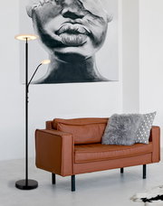 Moderner Deckenfluter Globo Lighting STANFORD in einem stilvollen Wohnzimmer, seitliche Perspektive.