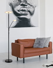 Moderner Deckenfluter Globo Lighting STANFORD in einem stilvollen Wohnzimmer, seitliche Perspektive.