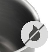 Nahaufnahme eines Topfrandes aus Edelstahl mit einem Symbol für hitzebeständige Eigenschaften.