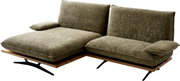 Moderne modulaire bank met twee zitdelen, olijfgroene stoffen bekleding, houten onderstel en zwarte metalen poten, in schuin vooraanzicht tegen een witte achtergrond