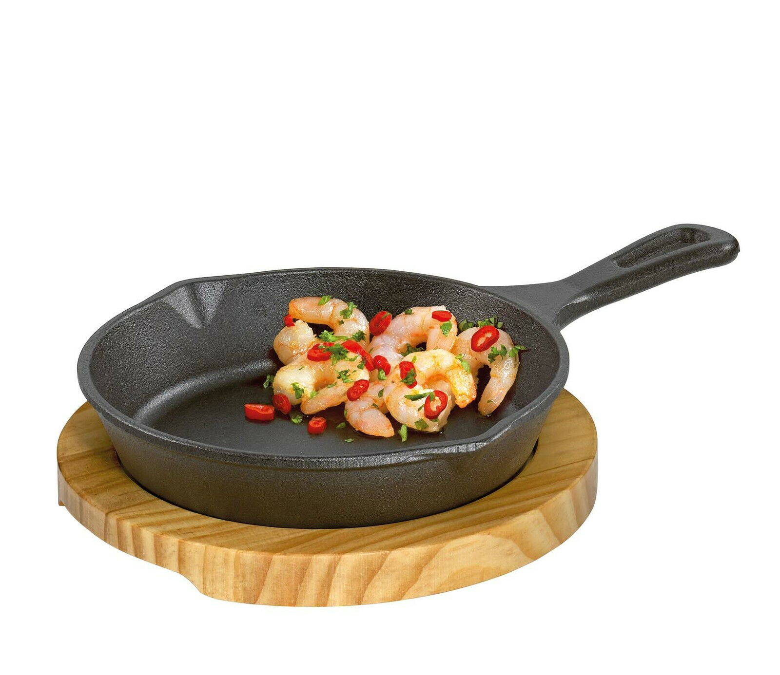 Gusseiserne Grillpfanne mit Griff, gefüllt mit Garnelen und Chilischoten, auf einem runden Holzbrett, seitliche Perspektive