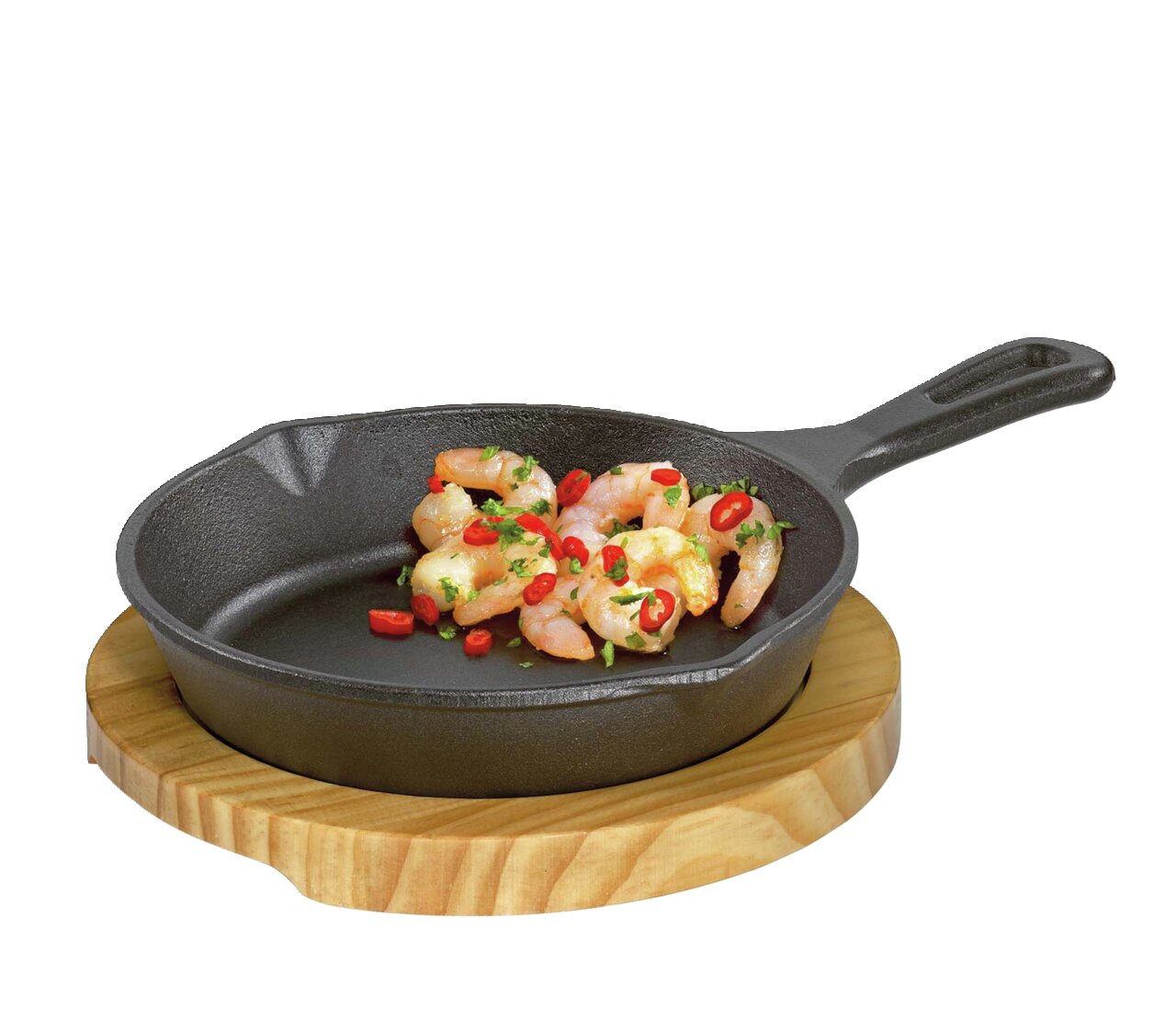 Gusseiserne Grillpfanne mit Griff, gefüllt mit Garnelen und Chilischoten, auf einem runden Holzbrett, seitliche Perspektive