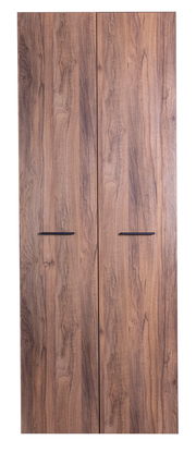 Zwei Holztüren mit natürlicher Holzmaserung und schwarzen Griffen, frontal betrachtet.