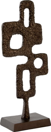 Abstract donkerbruin metalen sculptuur met geometrische open vormen op een rechthoekige sokkel, gezien vanuit schuin vooraanzicht