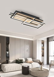 Moderne LED-Deckenleuchte in geometrischem Design, von unten betrachtet, in einem stilvollen Wohnzimmer montiert.