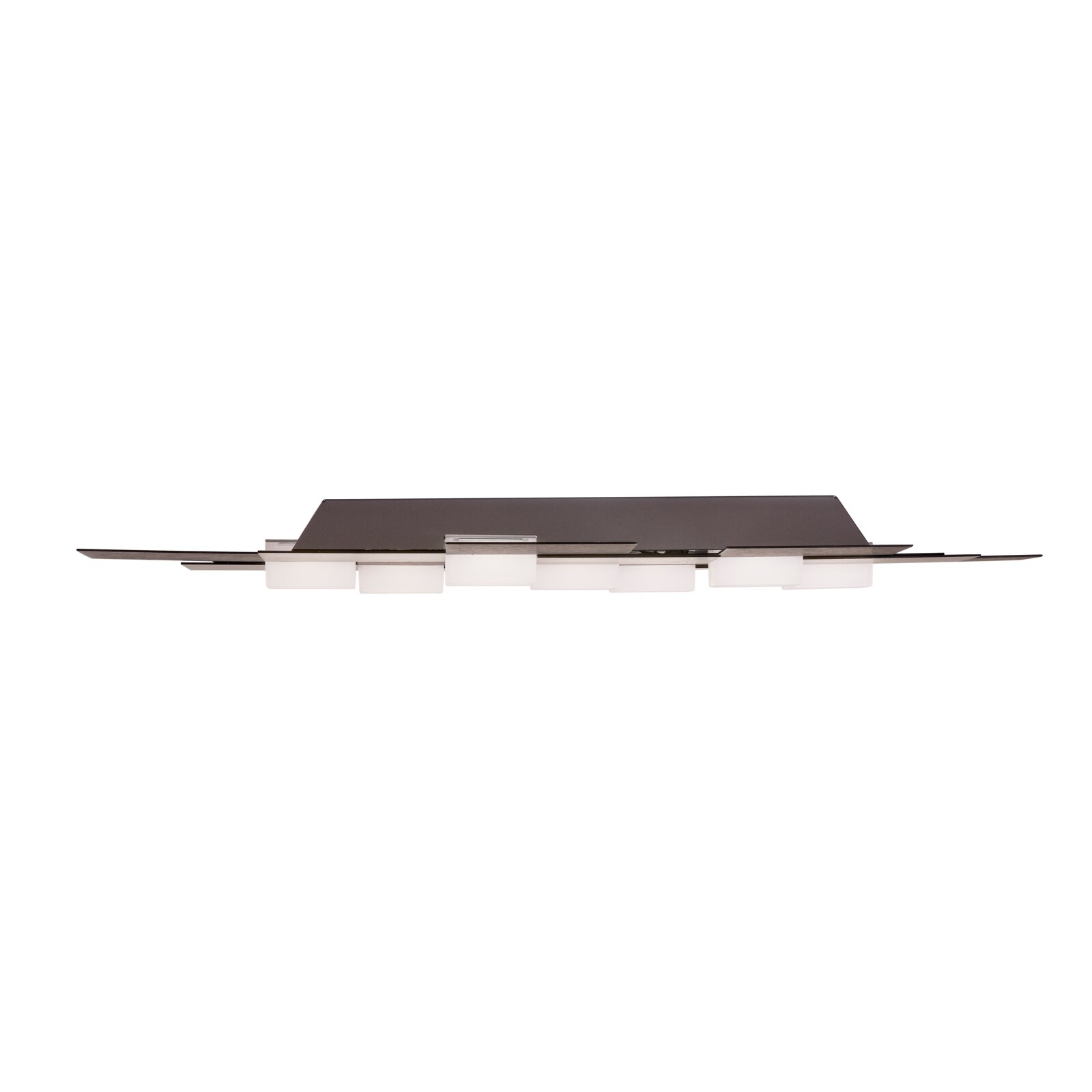 Moderne, flache LED-Deckenleuchte mit geometrisch angeordneten dunklen Metallplatten und weißen Leuchtelementen, seitlich aus niedriger Perspektive vor weißem Hintergrund dargestellt