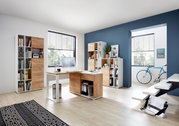 Moderner Büroraum mit Schreibtisch, Rollcontainer und Aktenschränken in Holzoptik, seitliche Perspektive