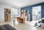 Moderner Büroraum mit Schreibtisch, Rollcontainer und Aktenschränken in Holzoptik, seitliche Perspektive