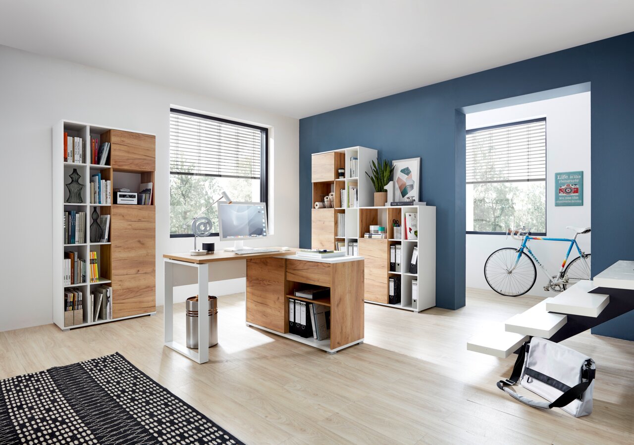 Moderner Büroraum mit Schreibtisch, Rollcontainer und Aktenschränken in Holzoptik, seitliche Perspektive