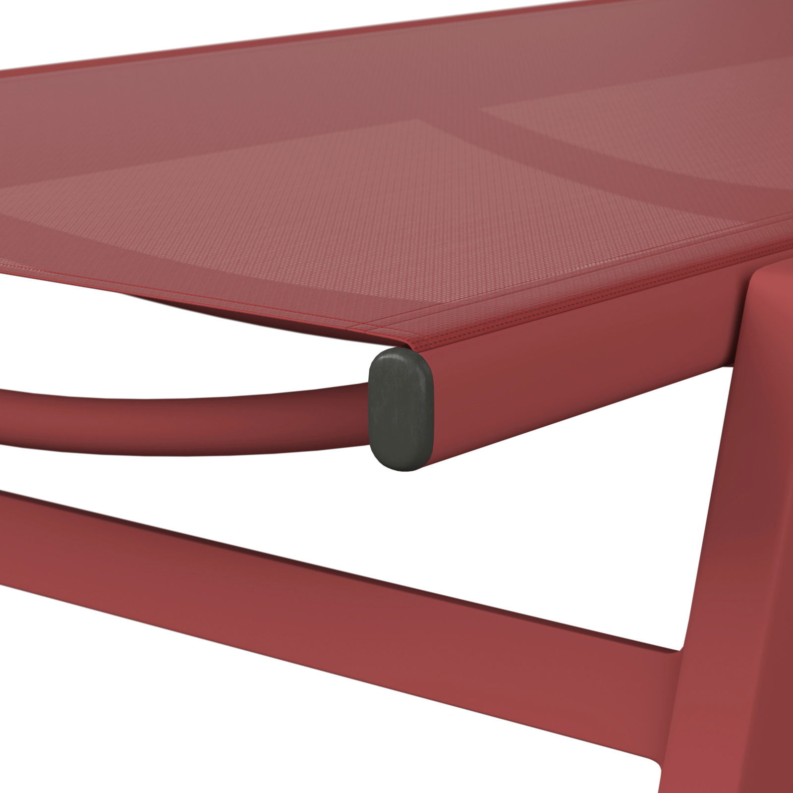 Nahaufnahme einer roten Sonnenliege aus seitlicher Perspektive