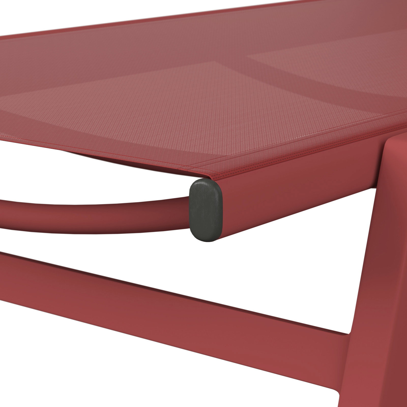 Nahaufnahme einer roten Sonnenliege aus seitlicher Perspektive