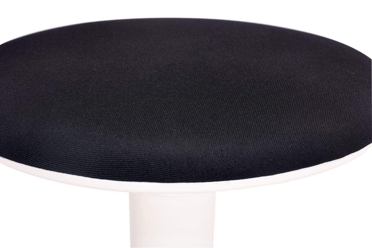 Nahaufnahme eines schwarzen Sitzhockers mit weißem Rand, von oben betrachtet.