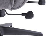 Nahaufnahme eines Homeoffice-Drehstuhls mit Fokus auf die Sitzhöhenverstellung und den grauen Stoffbezug.