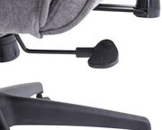 Nahaufnahme eines Homeoffice-Drehstuhls mit Fokus auf die Sitzhöhenverstellung und den grauen Stoffbezug.