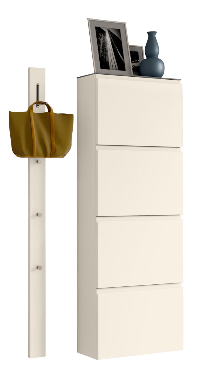 Moderano Garderoben-Set LECCO Garderobenset in Cremeweiß mit schmalem Wandpaneel und Haken, sowie einem hohen Schrank mit vier Fächern, dekoriert mit Bildern und einer Vase, seitliche Perspektive.