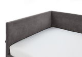 Eckansicht einer grauen Polsterliege mit weißer Matratze, die eine moderne und elegante Ausstrahlung vermittelt.