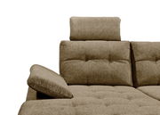 Nahaufnahme einer beigen Rundecke mit verstellbarer Kopfstütze und Armlehne, Perspektive von vorne.