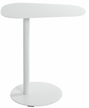 Moderner weißer Beistelltisch mit runder Basis und asymmetrischer Tischplatte, seitliche Perspektive