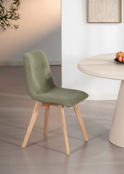Moderner Stuhl mit grünem Stoffbezug und Holzbeinen, seitliche Perspektive