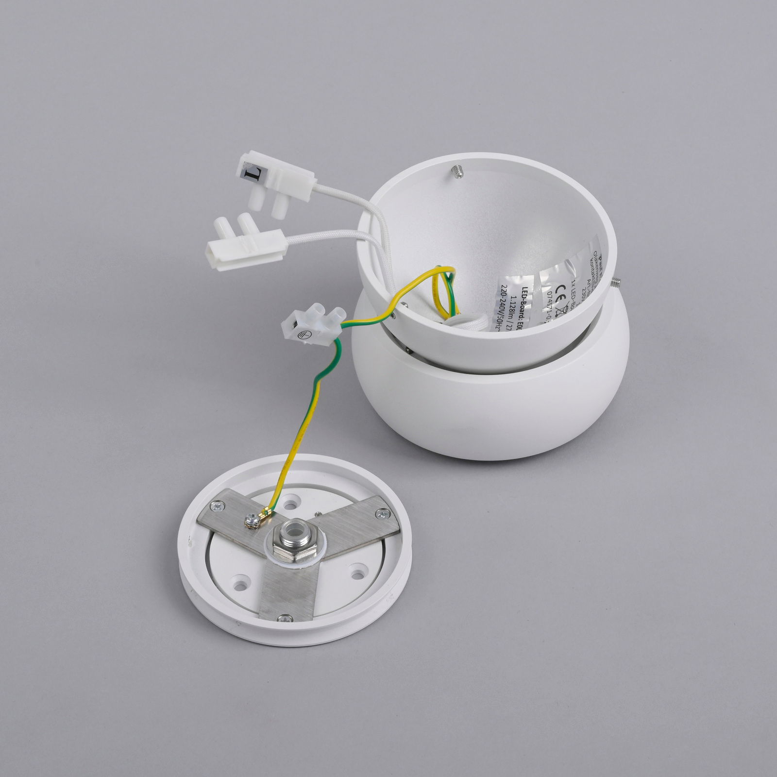 LED-Deckenleuchte in Einzelteilen, Draufsicht auf die Verkabelung und Montageelemente