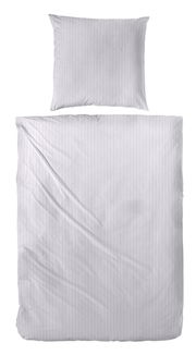 Bettwäsche-Set in Weiß mit dezentem Muster, bestehend aus einem Kissenbezug und einem Bettdeckenbezug, aus der Vogelperspektive fotografiert.