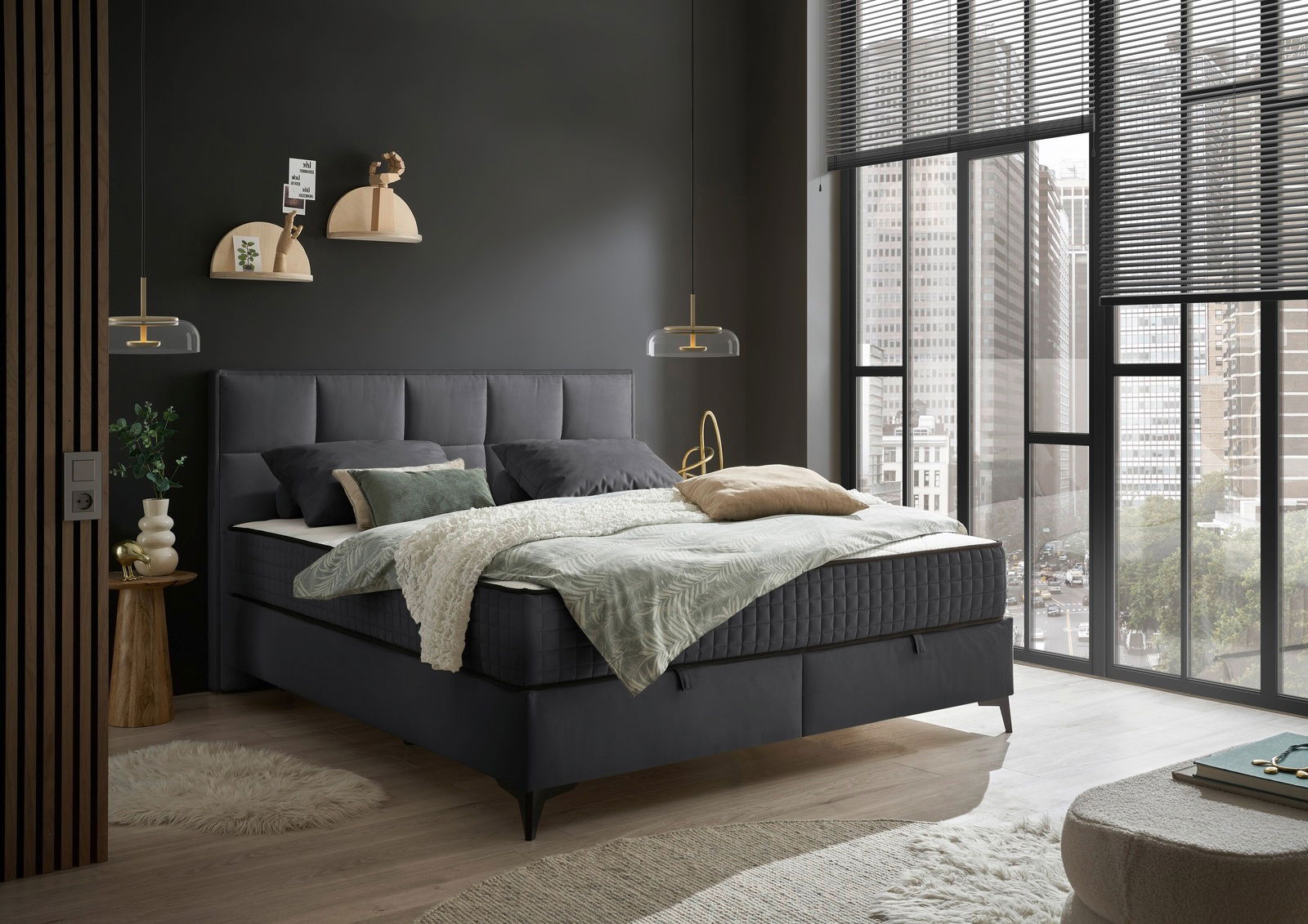 Modernes Boxbett in einem stilvollen Schlafzimmer mit großen Fenstern und eleganter Dekoration, seitliche Perspektive.