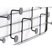 Nahaufnahme einer modernen Wandgarderobe aus Metall mit mehreren Haken in einem geometrischen Design, seitliche Perspektive.