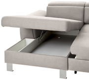 Graues Sofa mit geöffneter Aufbewahrungsbox, seitliche Perspektive