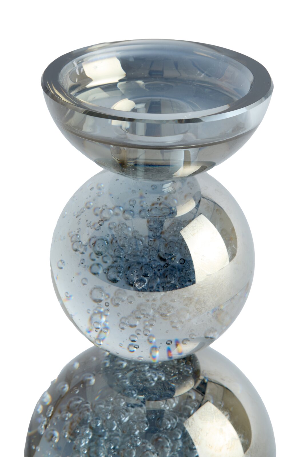 Decoratieve theelichthouder van helder rookblauw glas met luchtbeldetails en gestapelde bollen, vanuit licht verhoogd vooraanzicht.