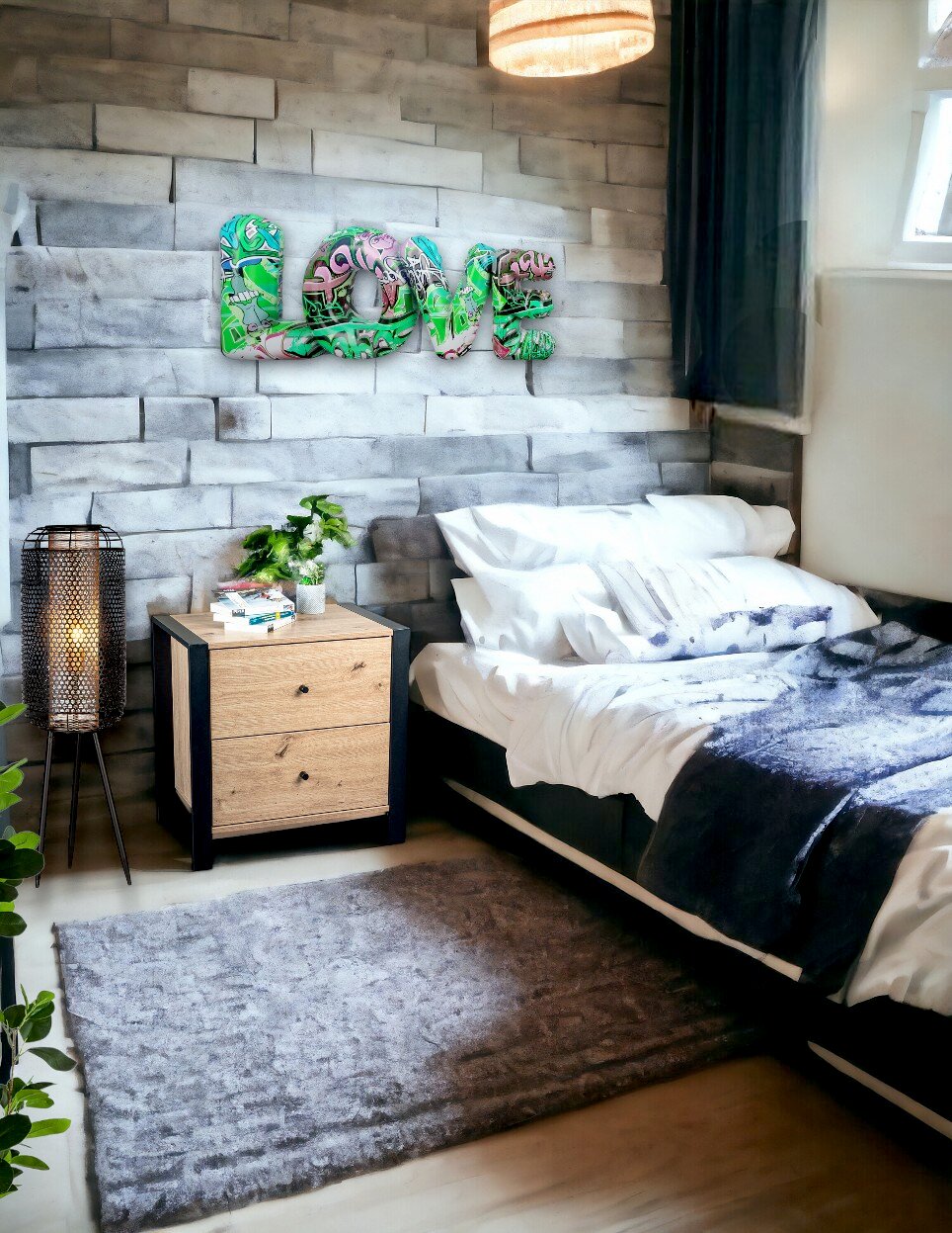 Modernes Schlafzimmer mit grauer Steinoptik-Wand, Graffiti-Schriftzug „LOVE“, Bett mit weißer Bettwäsche und dunkler Decke sowie Holz-Nachttisch und Stehlampe; Perspektive: leicht schräg von vorn links.